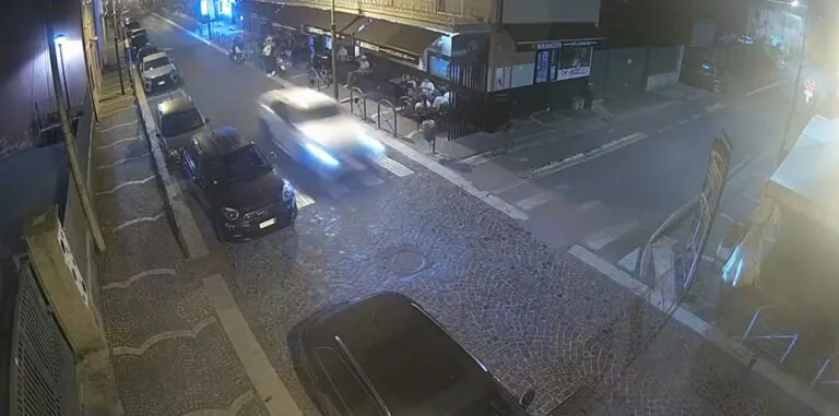 Paura tra i clienti del bar, auto lanciata nel corso principale