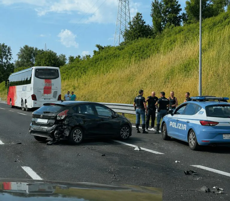 Impatto choc tra auto e bus sull’A1: conducente miracolata