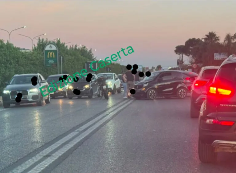 Brutto incidente all’incrocio, ragazza sbalzata dalla moto