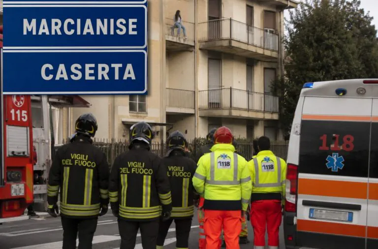 Paura in centro: ragazza minaccia di lanciarsi dal balcone