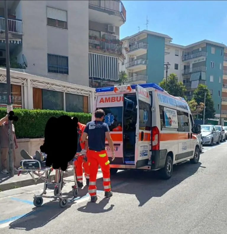 Donna inciampa e cade a terra, arriva ambulanza