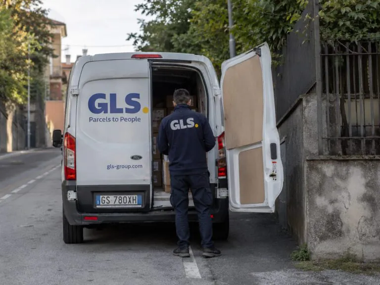 Si ferma per andare in bagno e i ladri gli fanno “sparire” il furgone