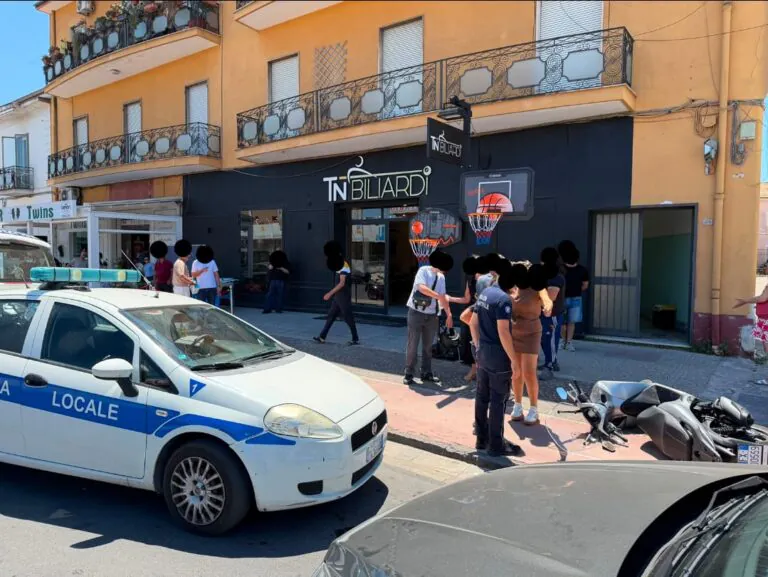 Scontro tra auto e scooter sulla Nazionale, centauro sbalzato sull’asfalto
