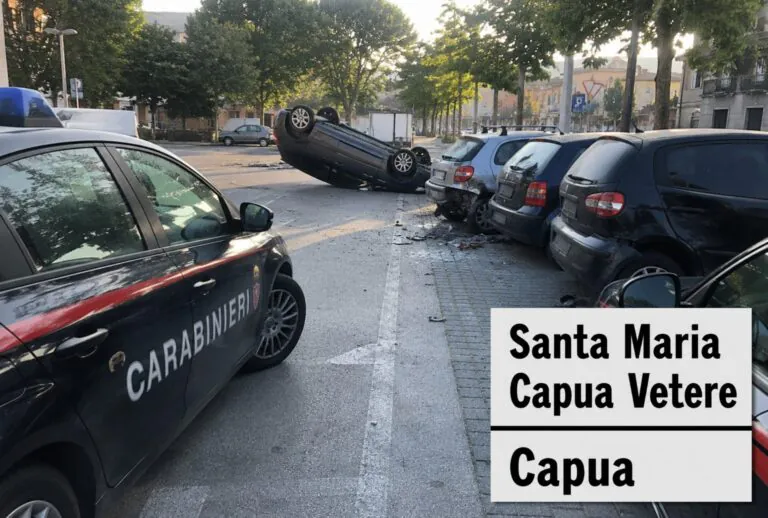 Auto finisce contro vetture parcheggiate e si ribalta, choc in piazza
