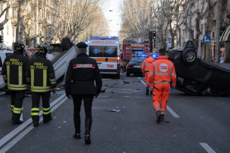 Due auto si ribaltano dopo impatto choc, feriti trasportati d’urgenza