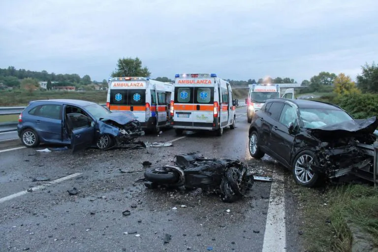 Carambola tra 2 auto e una moto sulla Statale, ambulanze sul posto