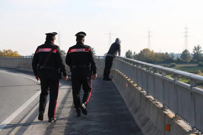 Vuole lanciarsi dal Ponte, arrivano i carabinieri