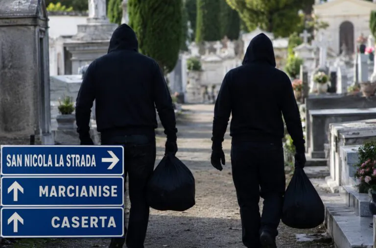 Ladri senza scrupoli in azione nel cimitero