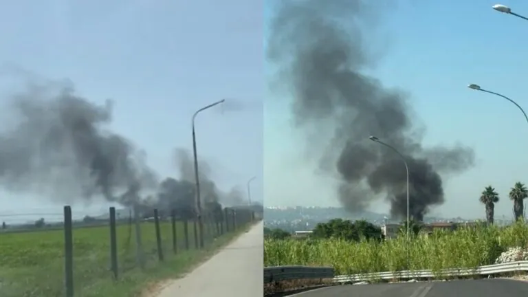 A fuoco rifiuti, colonna di fumo visibile da lontano