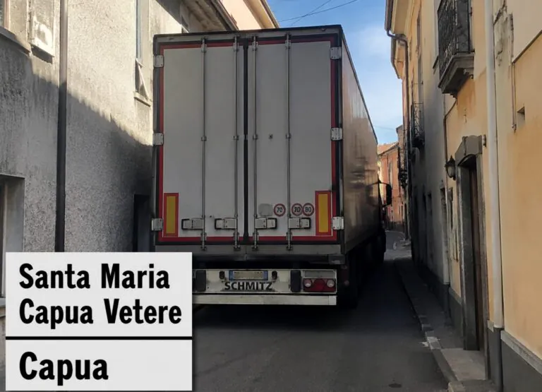 Tir resta bloccato nei pressi dell’Arco, disagi alla circolazione