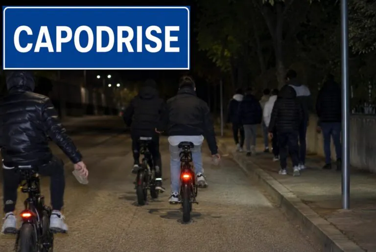 A bordo di bici lanciano sassi contro giovani a piedi