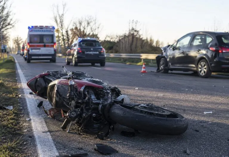 Tragedia sulla Statale, centauro 49enne muore dopo scontro con un’auto