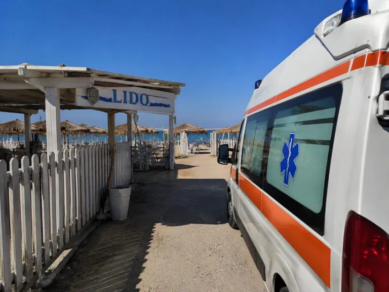 Lite furiosa in spiaggia: 50enne preso a pugni sul volto