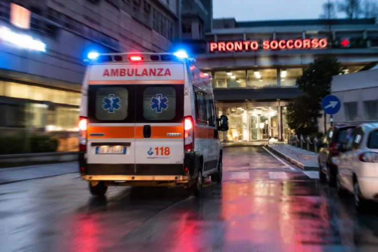 Segnato dalla morte dell’amico tenta suicidio, ricoverato d’urgenza