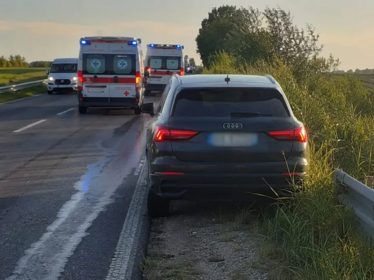 Auto sbanda sulla Statale e si schianta fuori strada, 4 i feriti