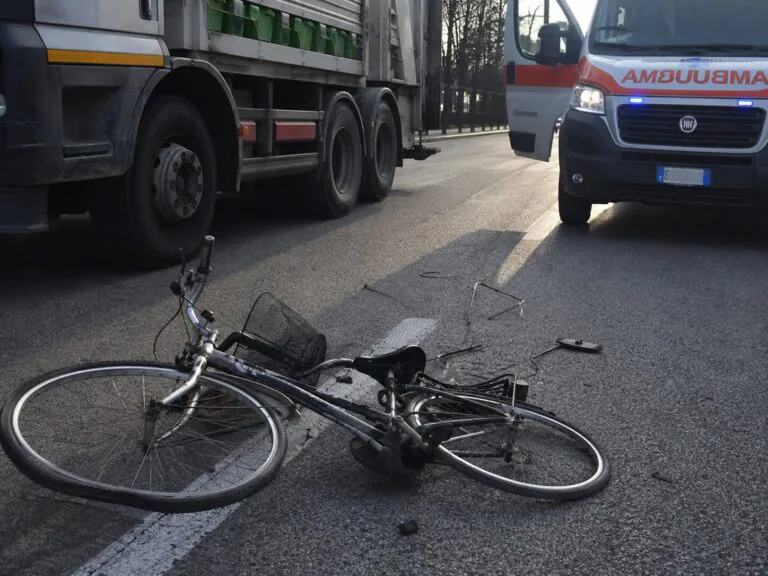 Ciclista travolto da camion dei rifiuti nei pressi della chiesa, trasportato d’urgenza
