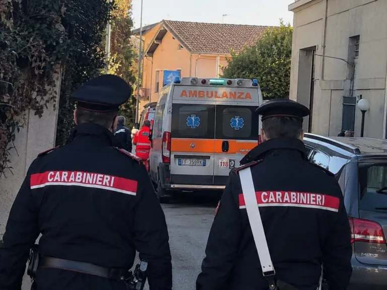 Si accoltella all’addome, piombano carabinieri e ambulanza