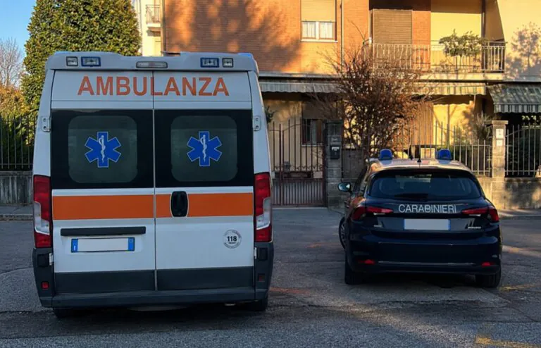Irreperibile da giorni, pompieri e carabinieri entrano in casa e la trovano deceduta