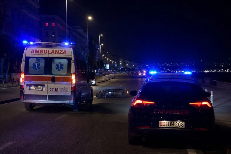 Investe e uccide pedone mentre scappa dai carabinieri, tragedia in strada