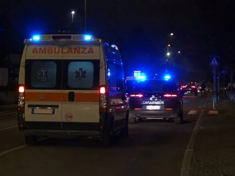 Dramma nella notte: uomo giù dal terzo piano