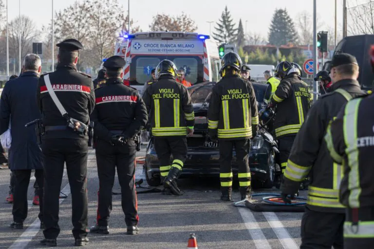 Auto si ribalta sulla Provinciale, conducente resta intrappolato