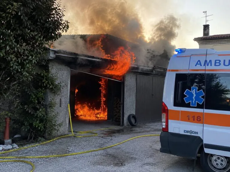 Garage a fuoco, donna resta intossicata dal fumo
