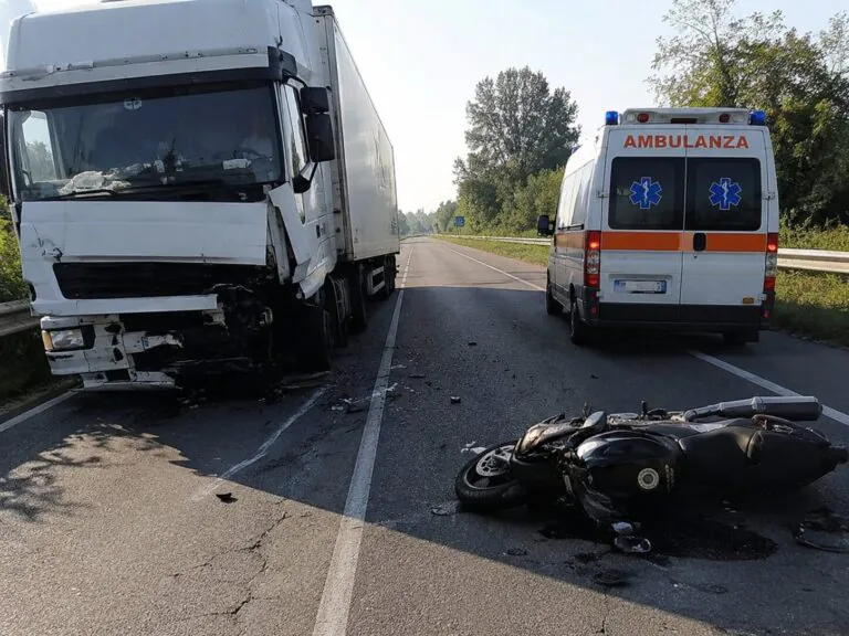 Violento scontro tra camion e moto sulla Statale, 2 centauri sbalzati