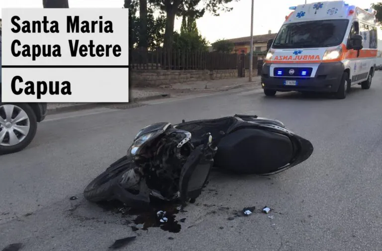 Esce dal parcheggio e centra scooter, choc nei pressi della clinica
