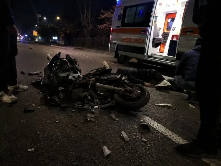 Brutto incidente nei pressi del centro Commerciale, centauro resta a terra