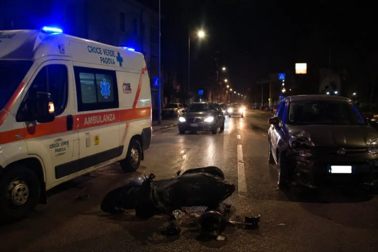 Violento scontro auto contro scooter, giovane soccorso dai passanti