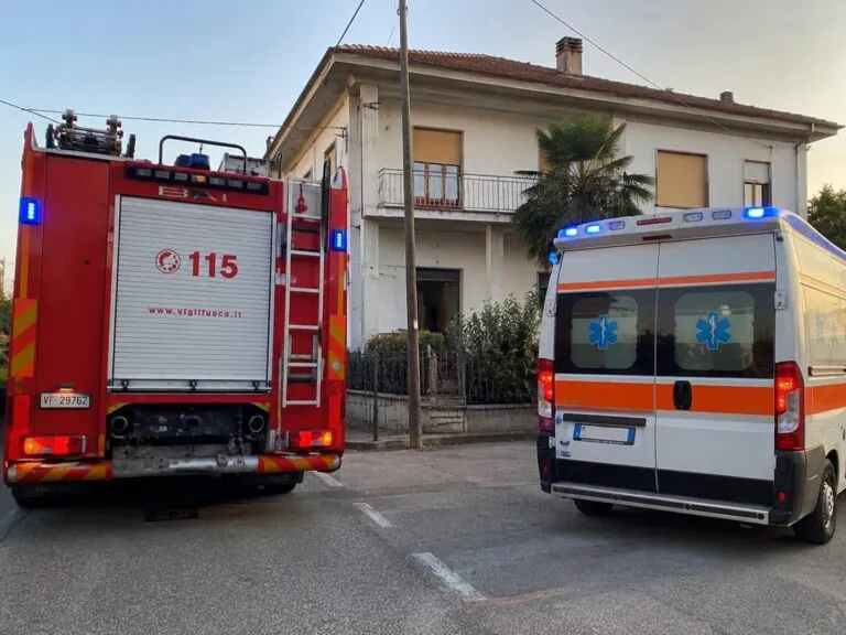 Ragazzina 12enne cade dalla finestra e muore: tragedia nel quartiere