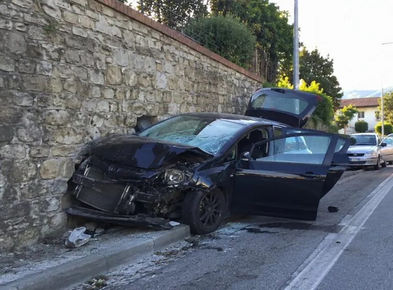 Sbanda e si schianta contro muro, choc sulla Provinciale