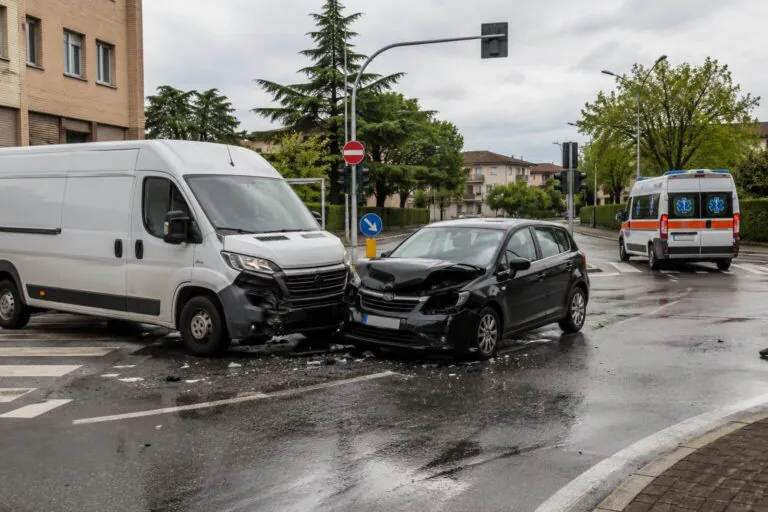 Auto contro furgone al confine tra 2 comuni, conducente ferito alla testa