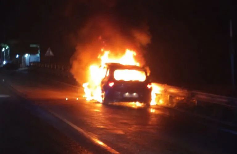 Auto in corsa prende fuoco all’improvviso col conducente dentro