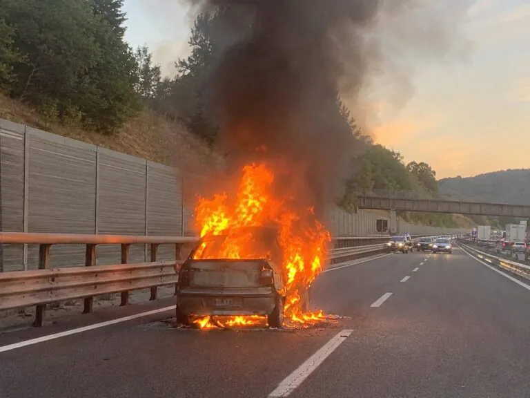 Auto prende fuoco con 4 persone dentro, paura sull’A1