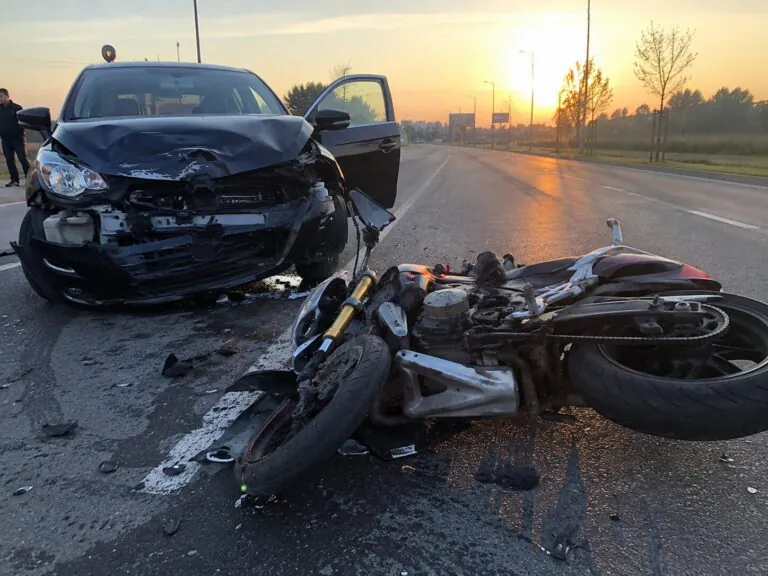 Auto contro moto vicino al centro commerciale, centauro in ospedale