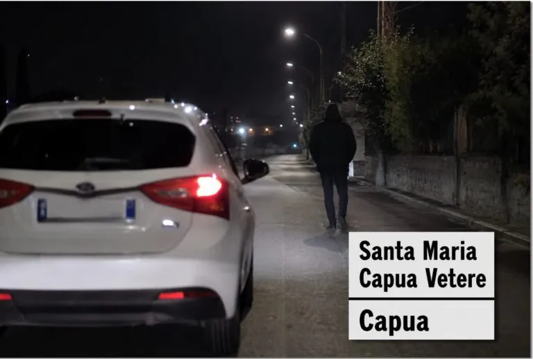 In auto pedina le persone in strada, è allarme in città