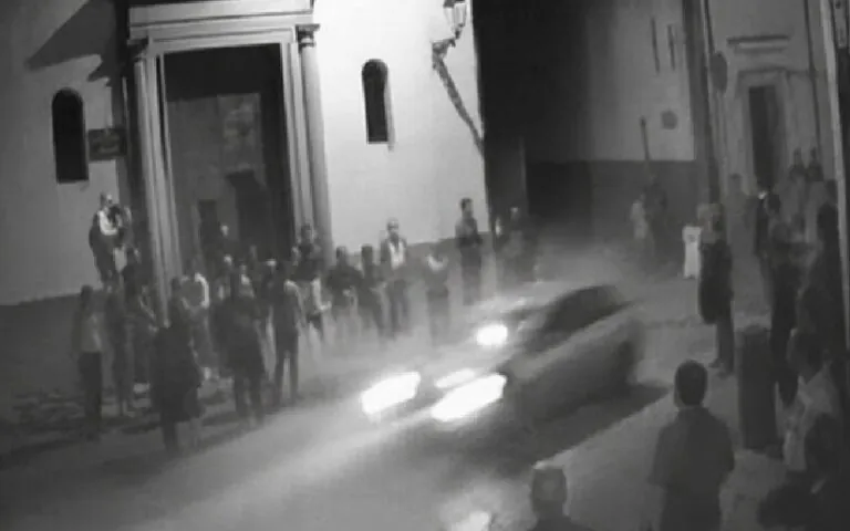 Auto piomba tra la folla dopo la processione in centro