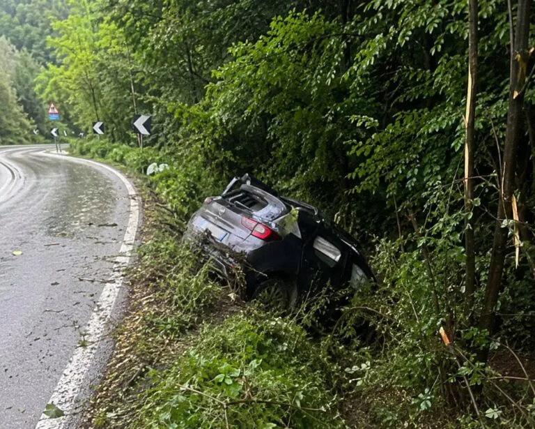 Quattro giovani finiscono nella scarpata con l’auto, paura sulla provinciale