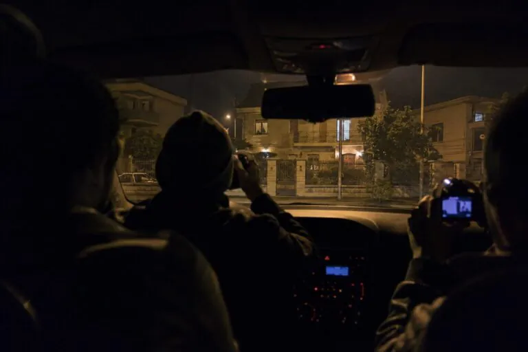 Banda fotografa le abitazioni, è allarme tra i residenti