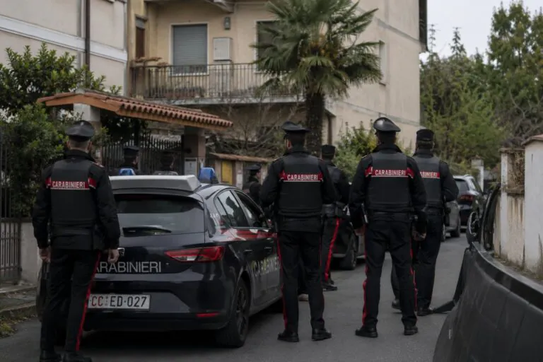 Spara al fratello e poi si chiude in casa con la madre, piombano i carabinieri