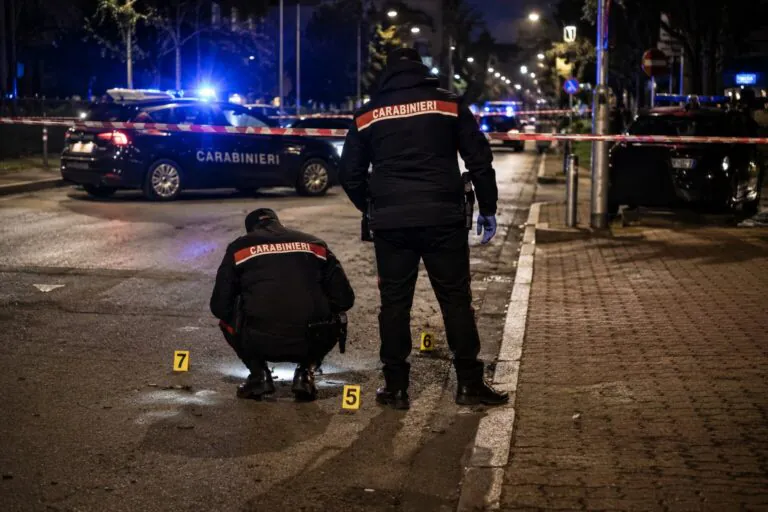 Agguato in strada, giovane colpito da proiettili