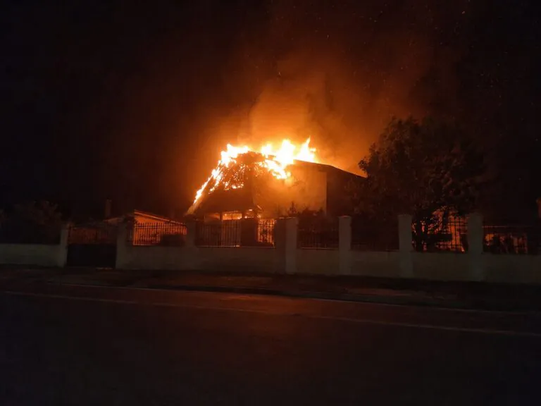 Casa va a fuoco mentre il proprietario è dentro