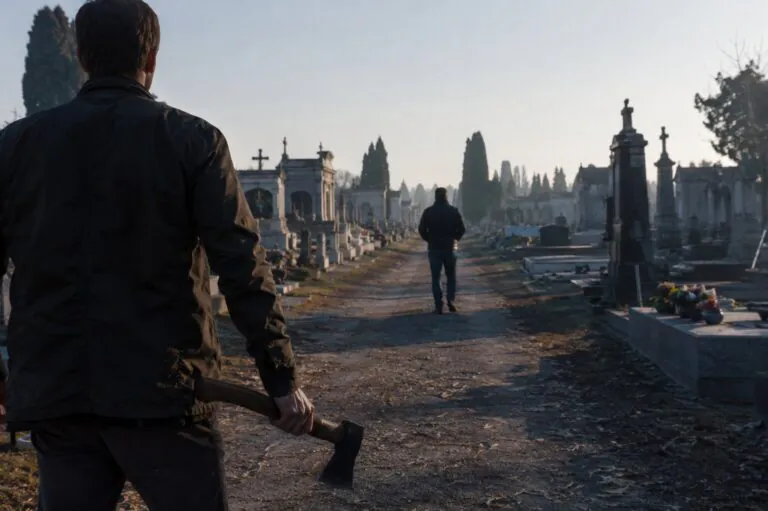 Paura al cimitero, armato di ascia colpisce il custode