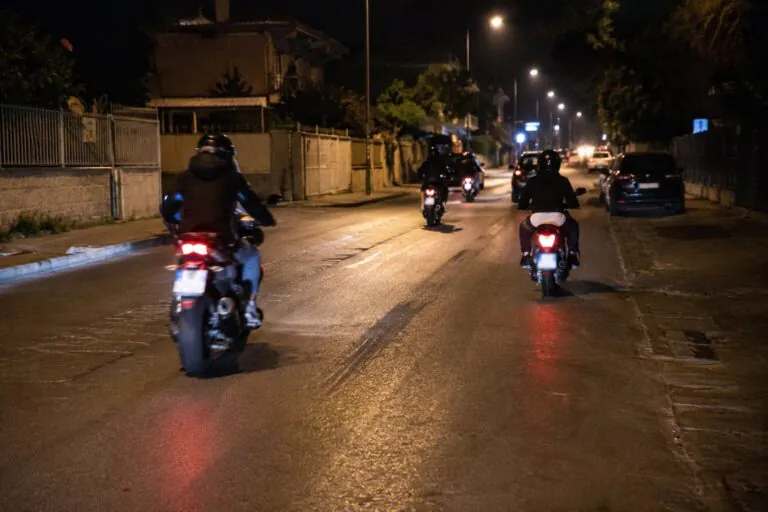 Auto e moto a tutta velocità ogni notte, paura e caos in centro