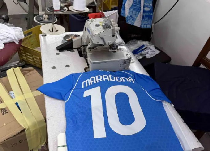 Scoperta la fabbrica clandestina del Calcio Napoli: ecco i pezzotti azzurri