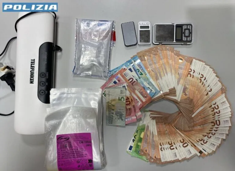 Scoperta base per lo stoccaggio della droga, 2 arresti