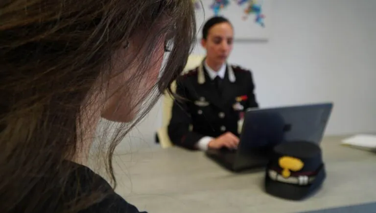 Non può vedere l’ex moglie, la raggiunge e la aggredisce pure