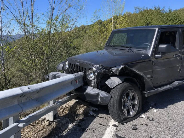 Auto invade corsia opposta e si schianta contro guardrail, 3 i feriti