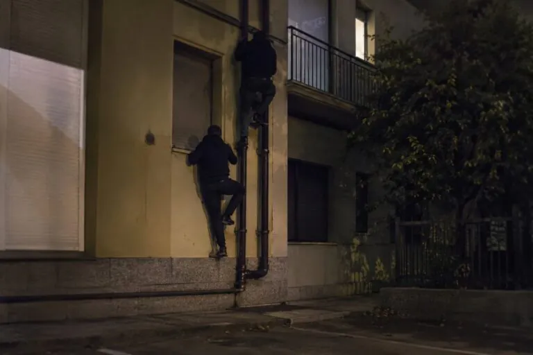 Ladri acrobati si arrampicano sui tubi e irrompono in casa